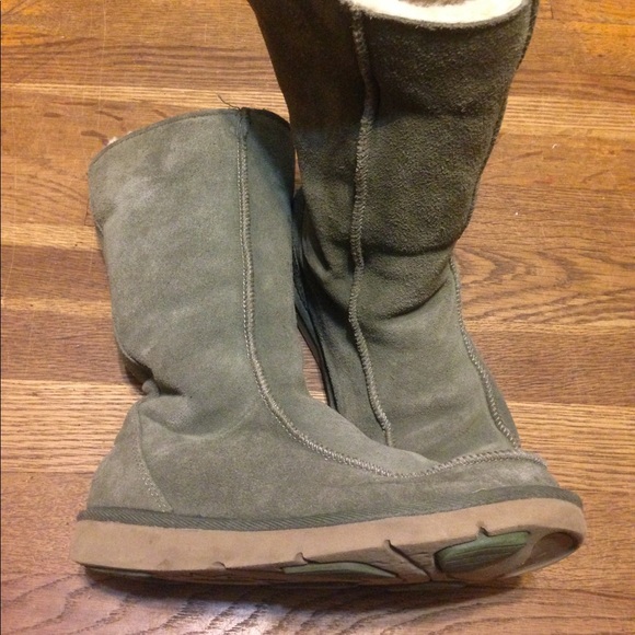 UGG - Picture 2 of 5